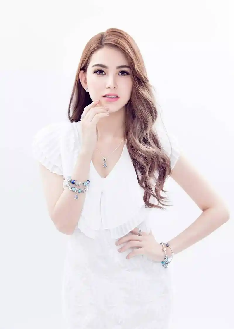 气质女神昆凌又美又飒,气场十足