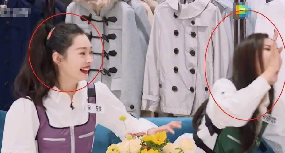 郭麒麟为张天爱挑衣服获肯定,沙溢却小声吐槽,槽点太搞笑_黄色_字幕