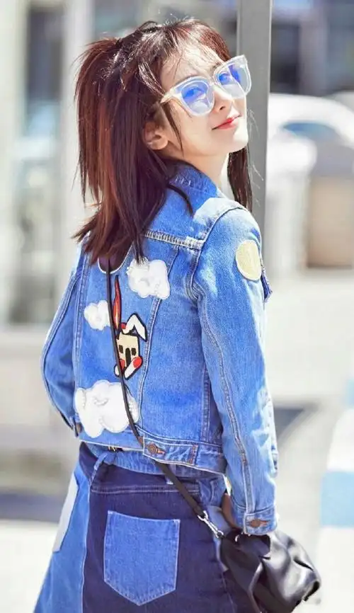 杨紫半扎马尾街拍赚饱眼球!