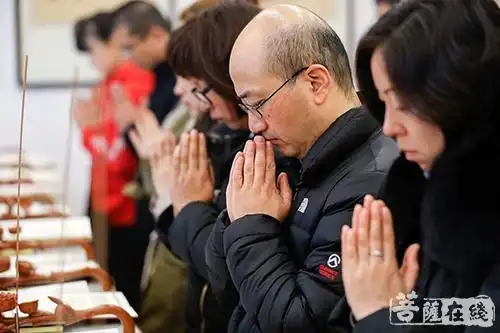 双手合十 尽显虔诚