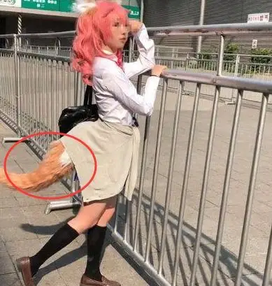 女孩背后长出一条"狐狸尾巴",引起众人围观,真相让人不冷静