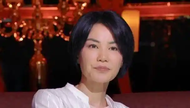 周笔畅与王雷比拼谁更了解王菲,《幻乐之城》花絮比正片更爆笑_何炅