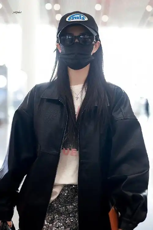 徐璐机场私服造型分享皮质外套搭配亮片短裙又酷又飒,白色内搭简单且