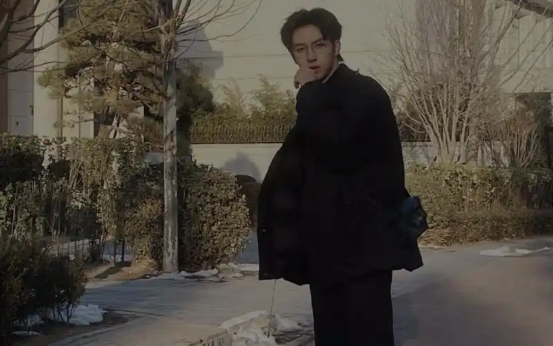 贺峻霖露额头眼镜造型随拍,露额头戴眼镜全黑造型的小贺老师,一整个帅