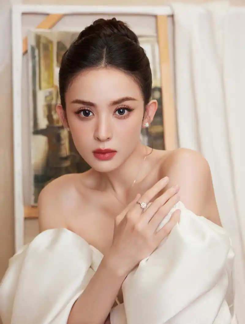 古力娜扎白色抹胸裙美艳写真图集