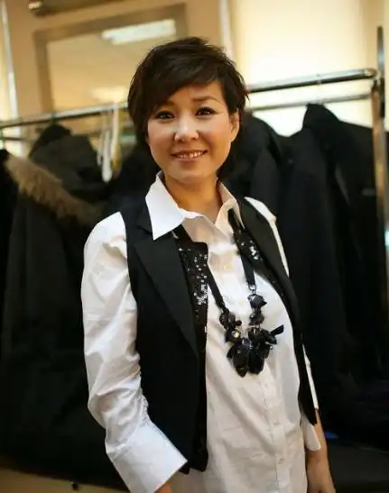 她是前央视主持人 她曾经欠了200万元嫁给了一个富商 这个富商嫁给了