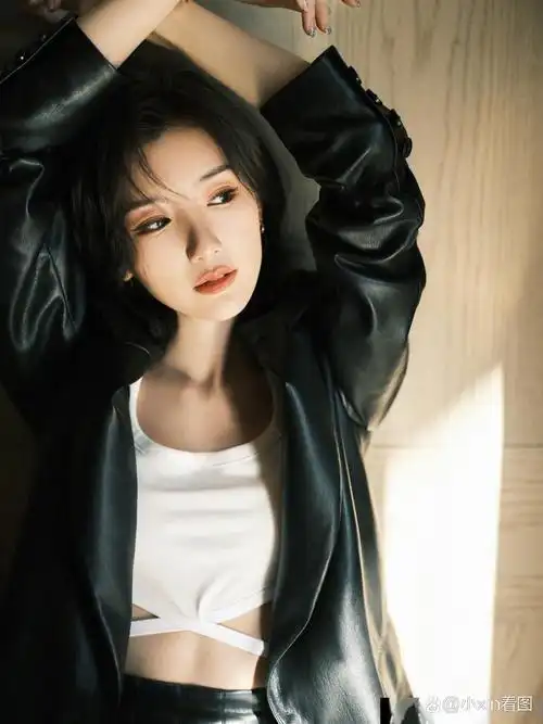 毛晓彤又细又圆的身材魅力无穷,丰满圆臀,修长苗条,这就是她完美比例