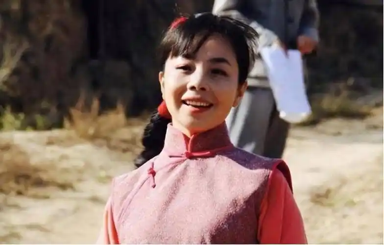 草根歌手王二妮:嫁农村丈夫,被婆婆宠成公主,她值得吗_父母_女儿_舞台