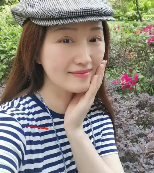 50岁杨钰莹小区闲逛,晒九宫格自拍状态好,皮肤细腻不见皱纹_什么_生活