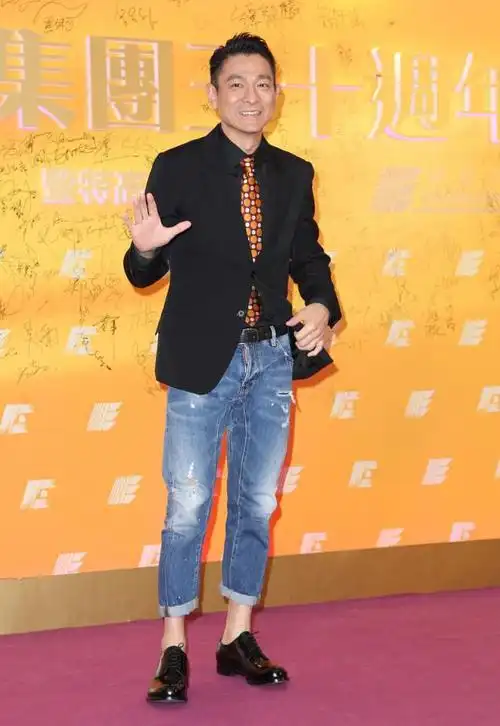 想当明星必须多穿牛仔裤细数刘德华穿过的牛仔裤