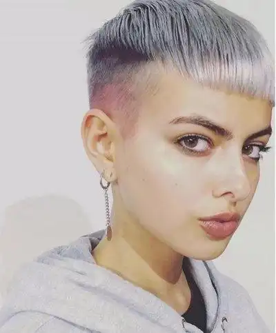 这是一款超短发寸头发型,将两侧耳朵上方的发丝剃短,耳朵上方做成粉色
