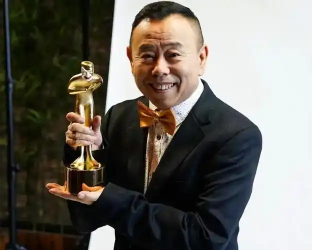 潘长江是中国内地一位著名的喜剧演员和导演.