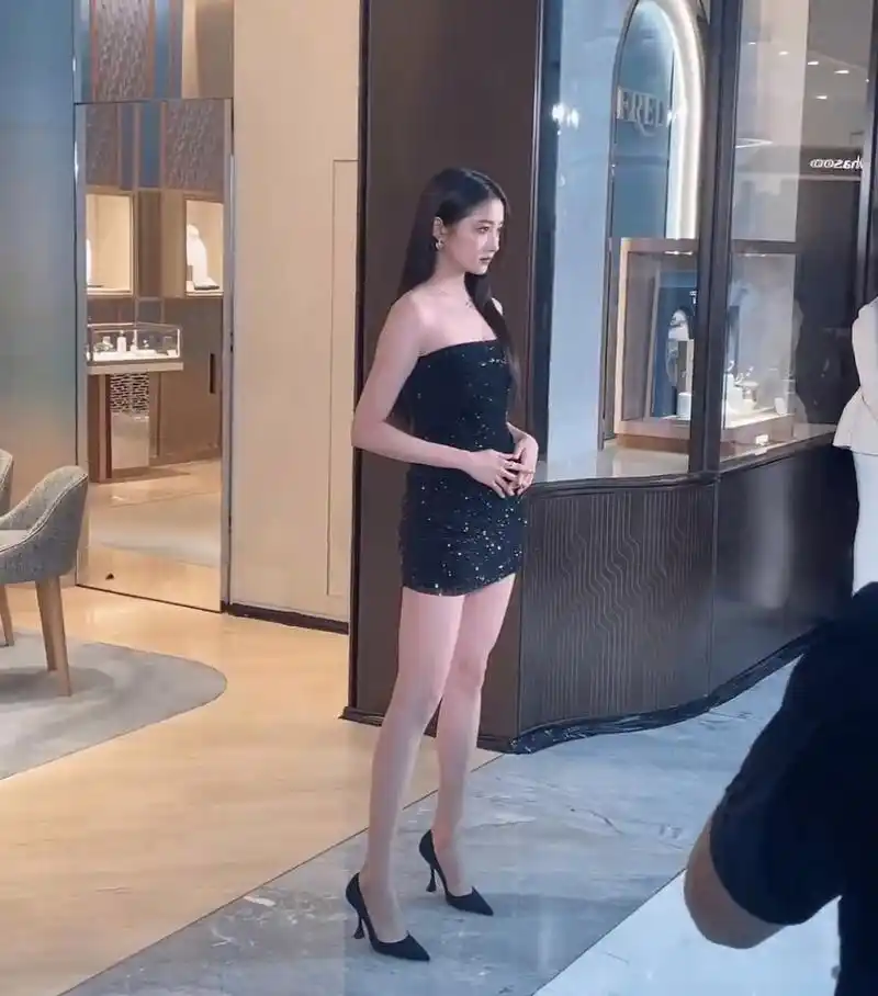 关晓彤现身商场参加活动,一米七二的身高再穿上细跟鞋,视觉上已经有一