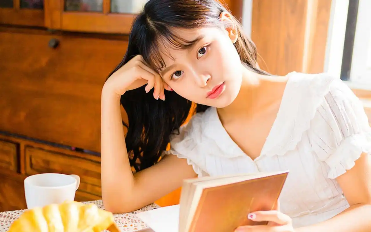 治愈系白裙美女清新养眼居家写真桌面壁纸