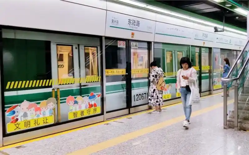 上海地铁12号线东陆路站雪碧三世1265交汇雪碧一世1212