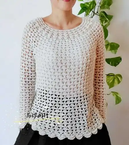 衣服未完成上身试试,觉得短袖也不错,顺手给我孙女钩了件短袖小衫