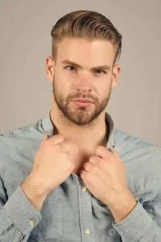 胡子脸的家伙时髦的头发理发举行衬衫衣领