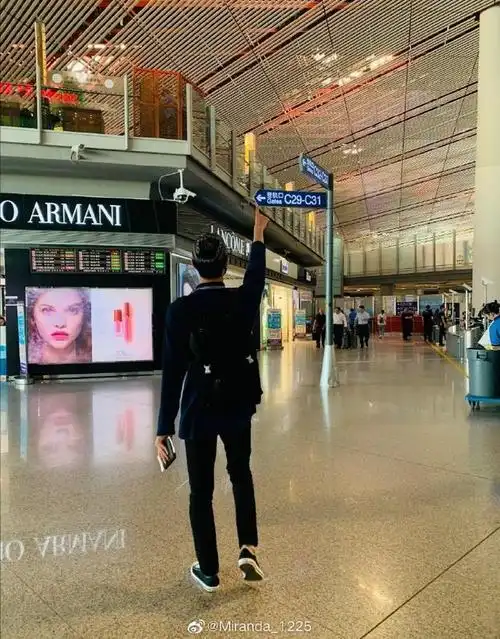 赖冠霖背影合集 连背影都在撩人