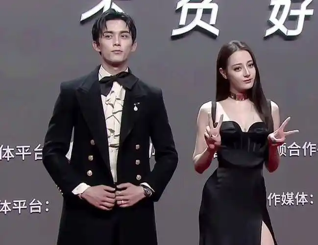 吴磊也是不遑多让,他身穿一套西方复古式的晚礼服,和旁边的迪丽热巴