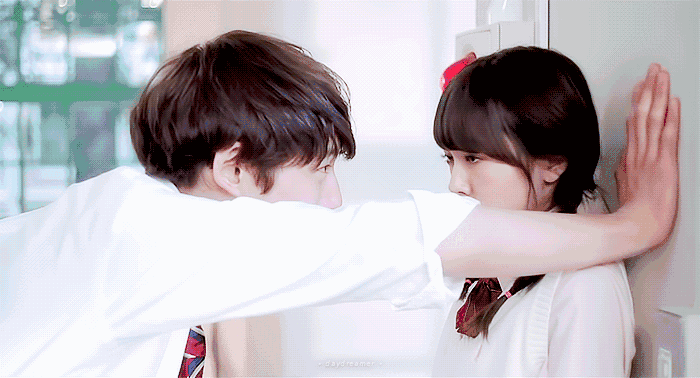 除了留下了一个传说中的壁咚,还有一个腻死人的"面包梗"!