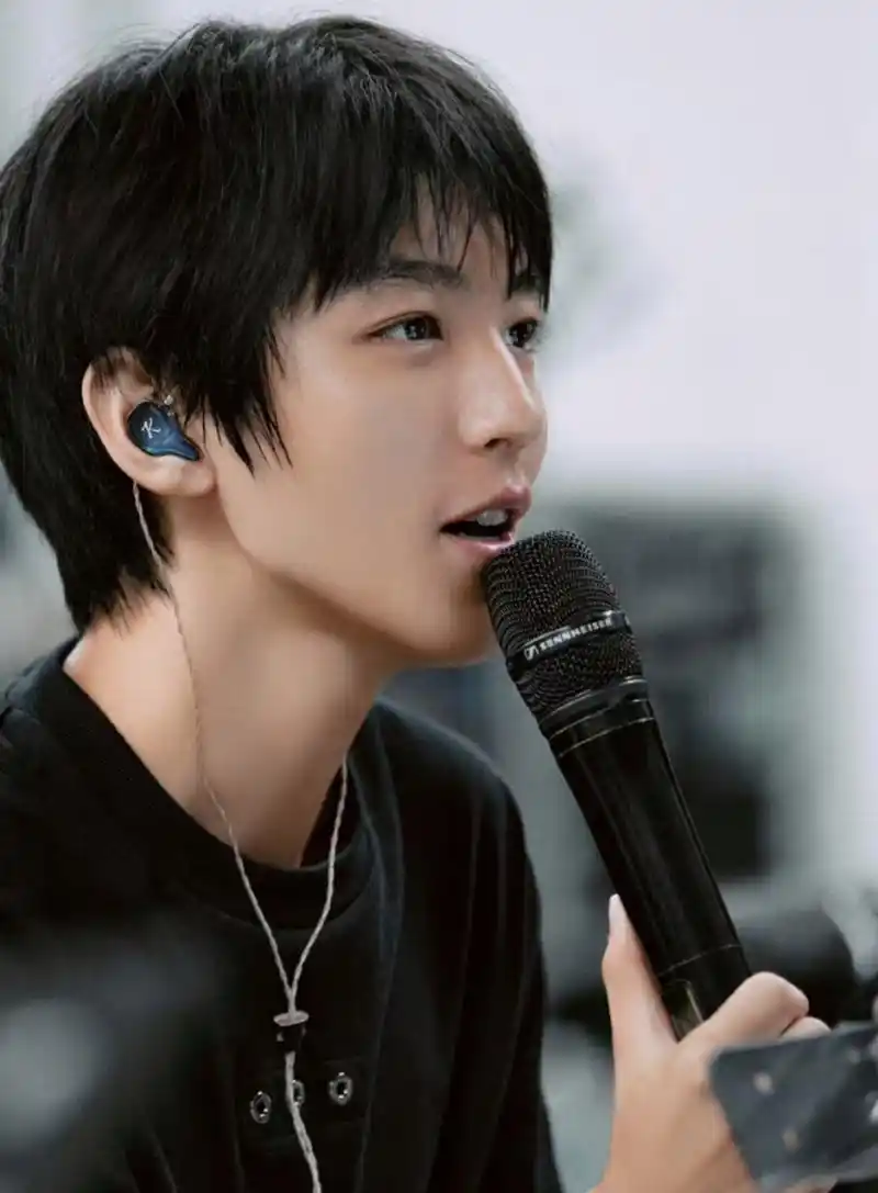 王俊凯近照明显又瘦了不少,侧脸下颌线清晰可见,素颜皮肤也晒黑了一些