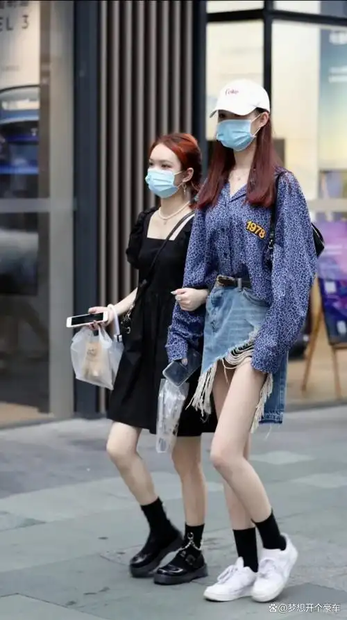 裤子不提?成都太古里街拍又现网红穿搭,为了博眼球还是时尚?