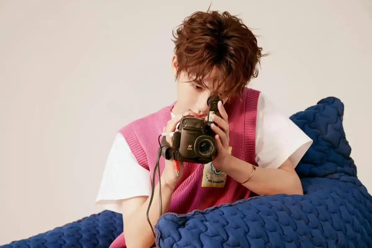 贺峻霖生日写真来啦,小卷毛 粉紫色马甲造型元气十足,抱着气球充满