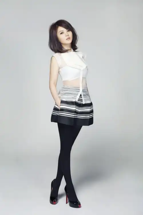 李湘最新清爽写真 演绎知性优雅主播范儿