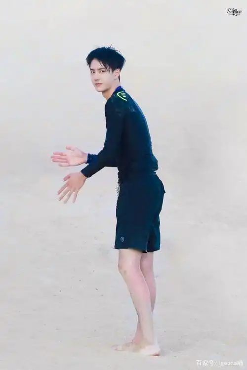 王一博:大短裤集合!夏日风身材,小腿是独属于少年的绝对领域!