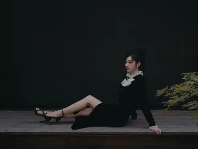 景甜 可以从睁眼吃到睡觉#景甜黑色一字带高跟每一张都给脚的女眯星