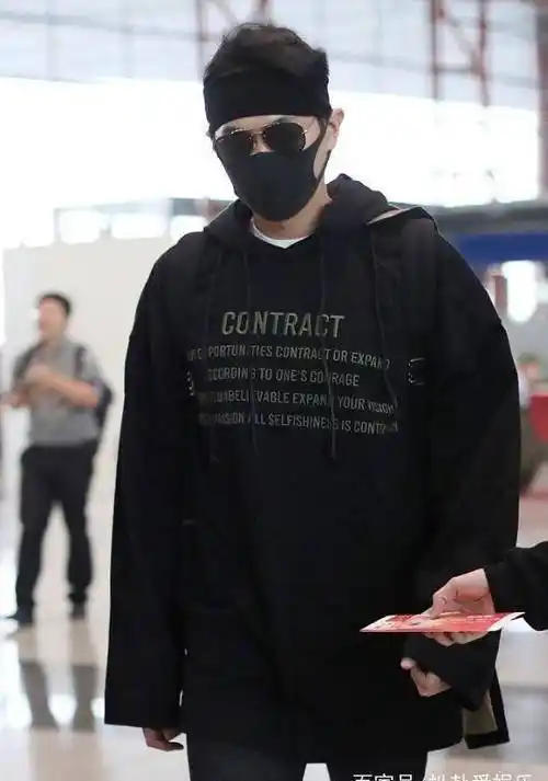 原创风波后首亮相唐艺昕略显疲惫笑容勉强张若昀低调全程无笑容