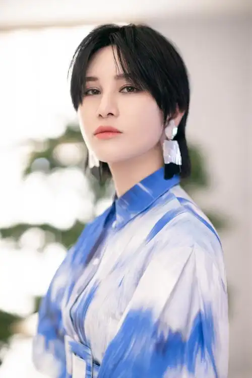 尚雯婕蓝白混色漂染裙性感图片