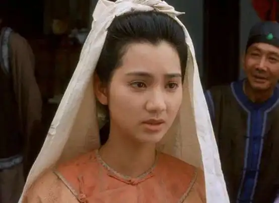 原创演"豆腐西施"时的剧照,23岁的洪欣面庞清秀,撩衣动作太迷人