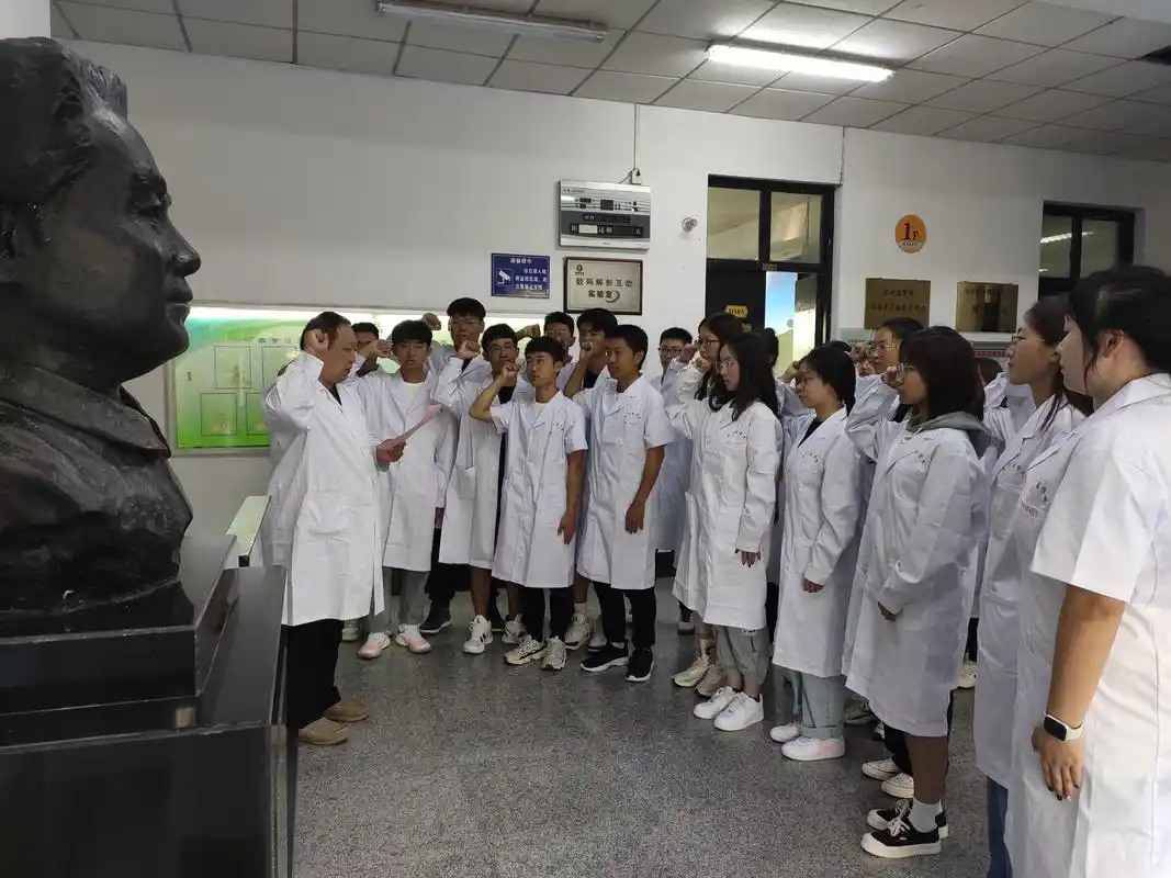 基础医学院党委第一党支部联合人体解剖学教研室组织了本学期上课新生