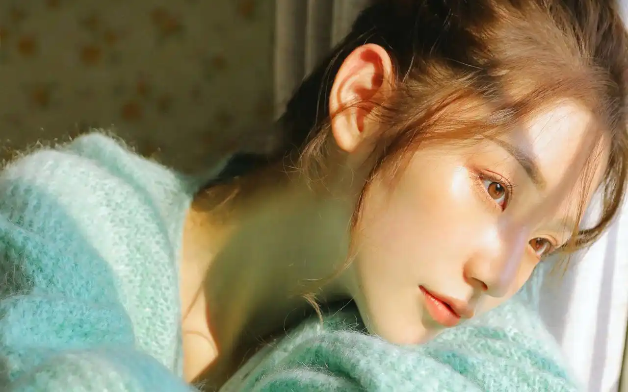 丸子头居家美女图片桌面壁纸