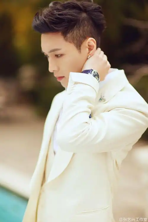 p>张艺兴(lay),1991年10月7日出生于湖南省长沙市,中国内地流行乐男