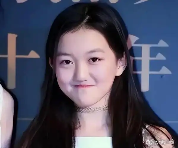 王菲女儿晒泳装被说穿着暴露,王菲:她只是调皮,并非