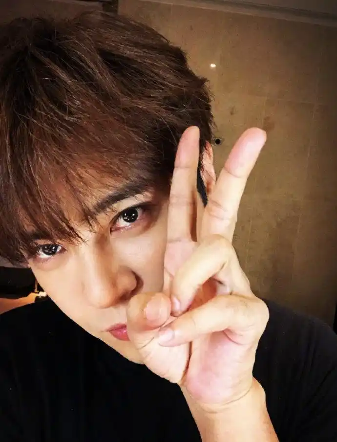 组图:罗志祥对镜自拍帅气依旧超冻龄 比耶呲牙搞怪逗趣