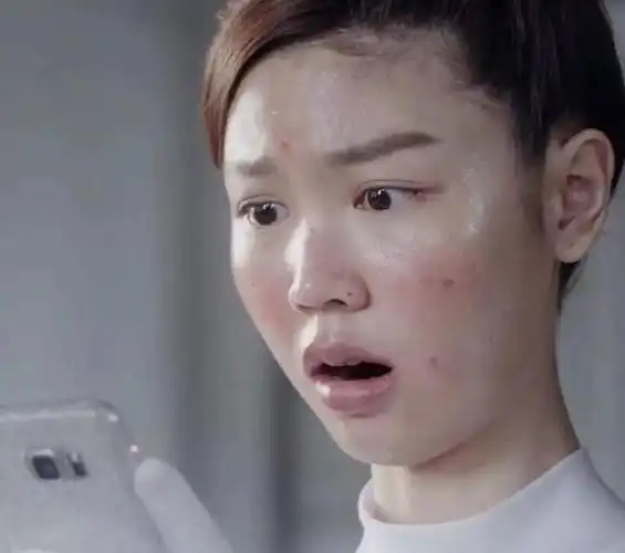 皮肤出油是很多人都很困扰的问题,早上洗完脸之后,没过多久脸上就已经