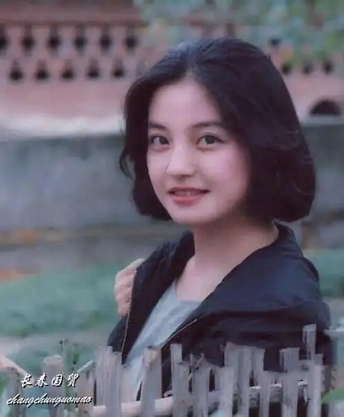 赵薇青涩旧照曝光大眼灵动略带婴儿肥气质清纯