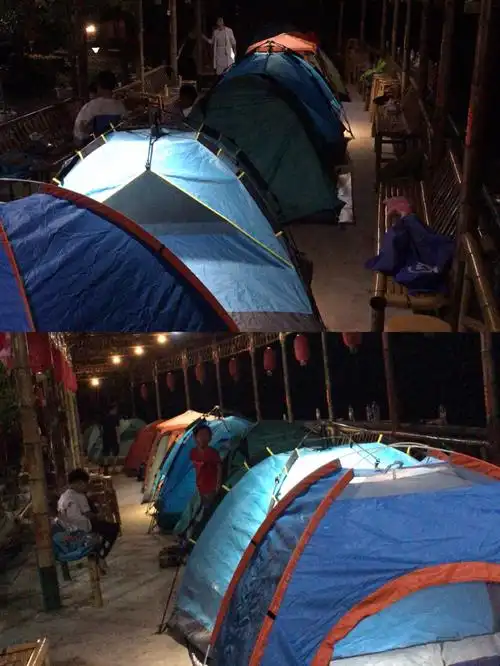 愉快的一天结束了,我们和爸爸妈妈一起支起帐篷,一起露营哦!