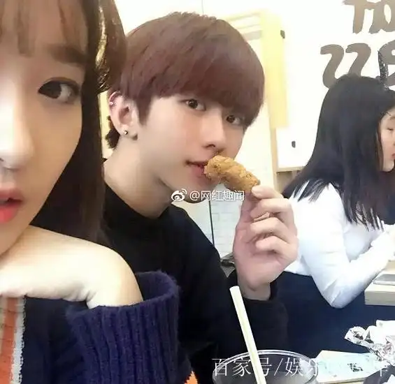 蔡徐坤女友是邵夏?情侣戒指,情侣耳钉,同时同地晒同款