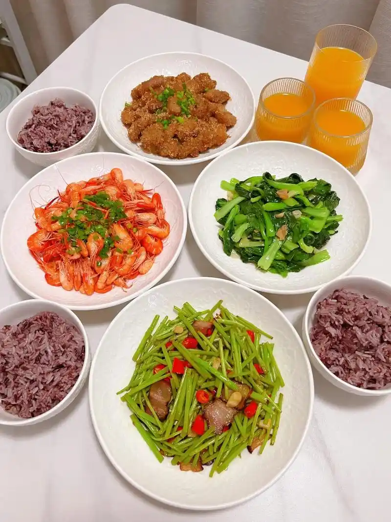 家常菜晚餐|葱油河虾  粉蒸肉.03晚餐08 73油渣蒜末小青 - 抖音