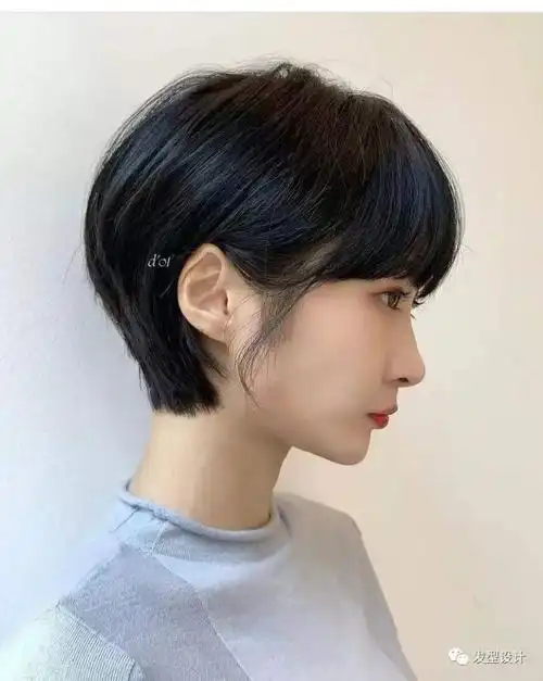 是年轻女孩最爱的额刘海之一,加上空气感又有层次感的挂耳短发设计