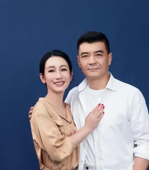 秦海璐庆生穿衬衫配半裙和王新军合影霸总和小娇妻既视感