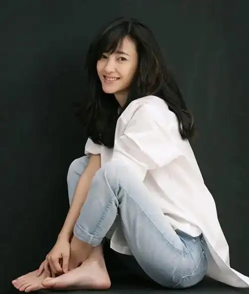 2004年,电视剧《七剑下天山》的拍摄现场,乔振宇与王丽坤意外邂逅.