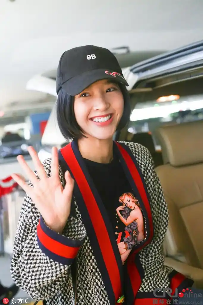 唐艺昕素颜现身 害羞捂嘴傻笑十分可爱