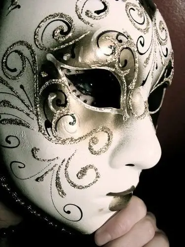 戴着面具的女生个性图片