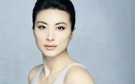 女富豪面相分析,女富豪长相81占卜算命,如果一个人的下巴十分饱满即