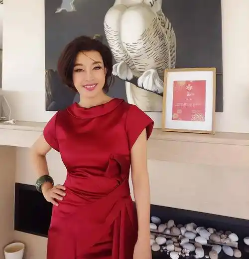 刘晓庆69岁的老奶奶,这身姿太了不起,被她穿孔雀蓝旗袍惊艳到_身材